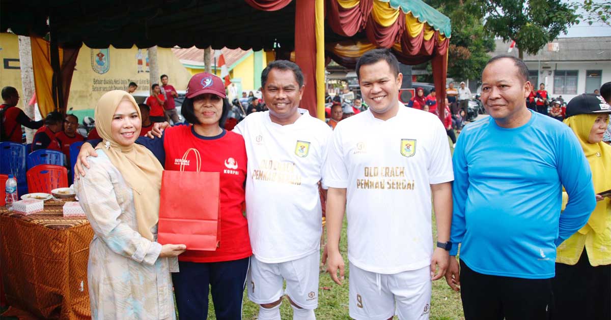 Laga Sepak Bola Jadi Ajang Silaturahmi Bupati Sergai dan Guru SMP-nya