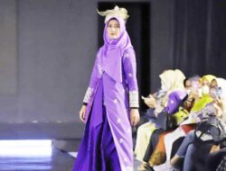 Maya Zahir Kenakan Wastra Batu Bara di Ajang IMFW 2022