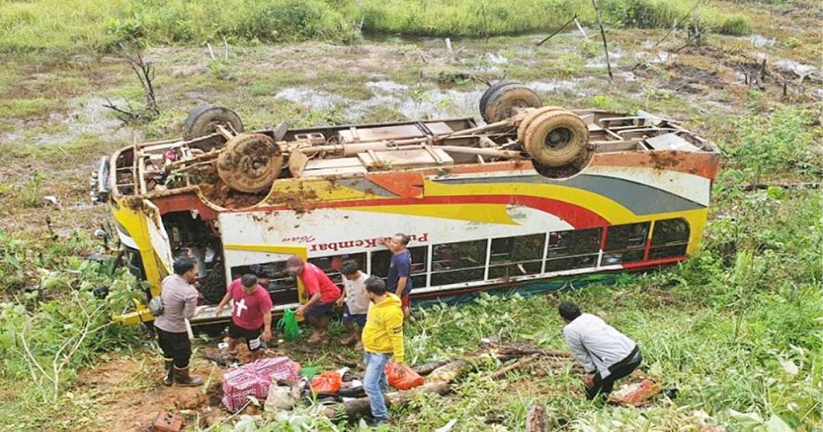 Bus Terjun ke Jurang, 17 Orang Luka-luka