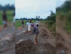 Warga Suka Raja Gotong Royong Perbaiki Jalan