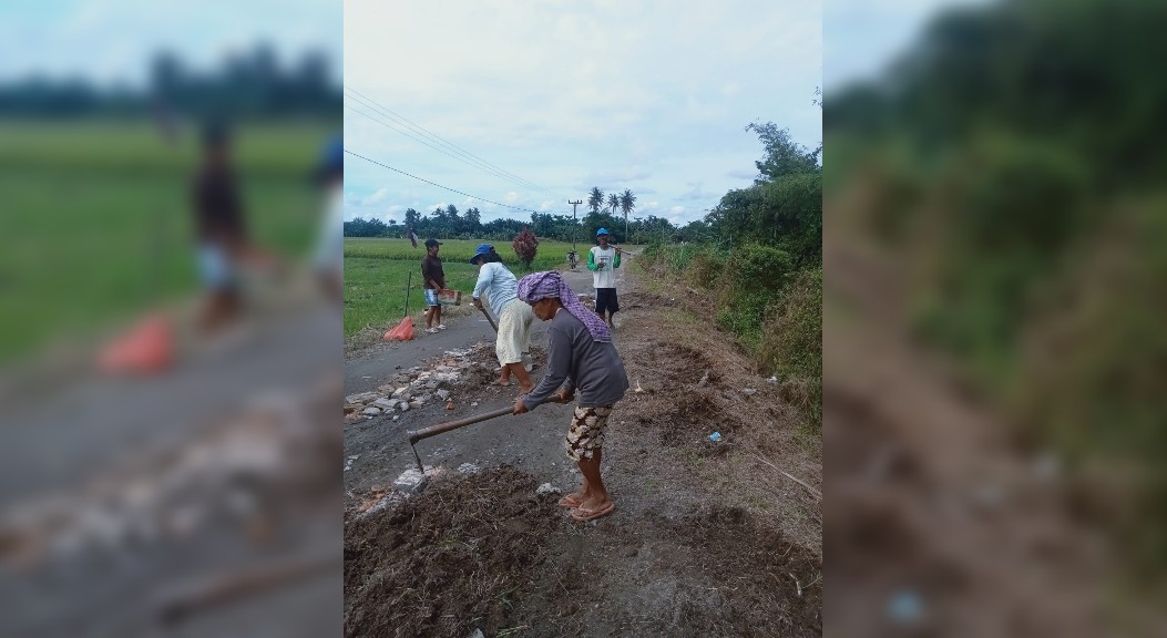 Warga Suka Raja Gotong Royong Perbaiki Jalan