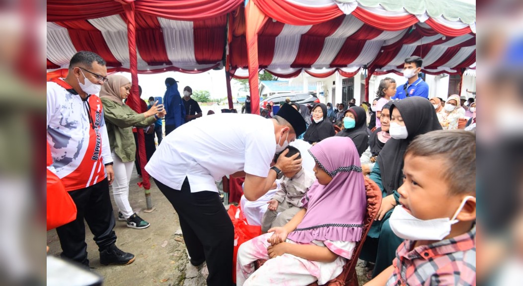 Bupati Zahir Bagikan Ratusan Paket Sembako kepada Anak Yatim dan Kaum Duafa
