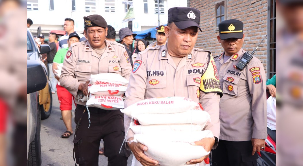 Kapolres Sergai Salurkan Beras Bantuan ke Warga Korban Banjir