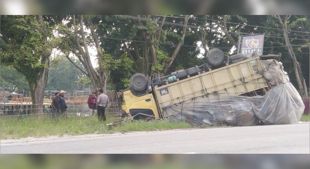 Gegara Elakkan Fuso, Colt Diesel Bermuatan Furnitur Terguling