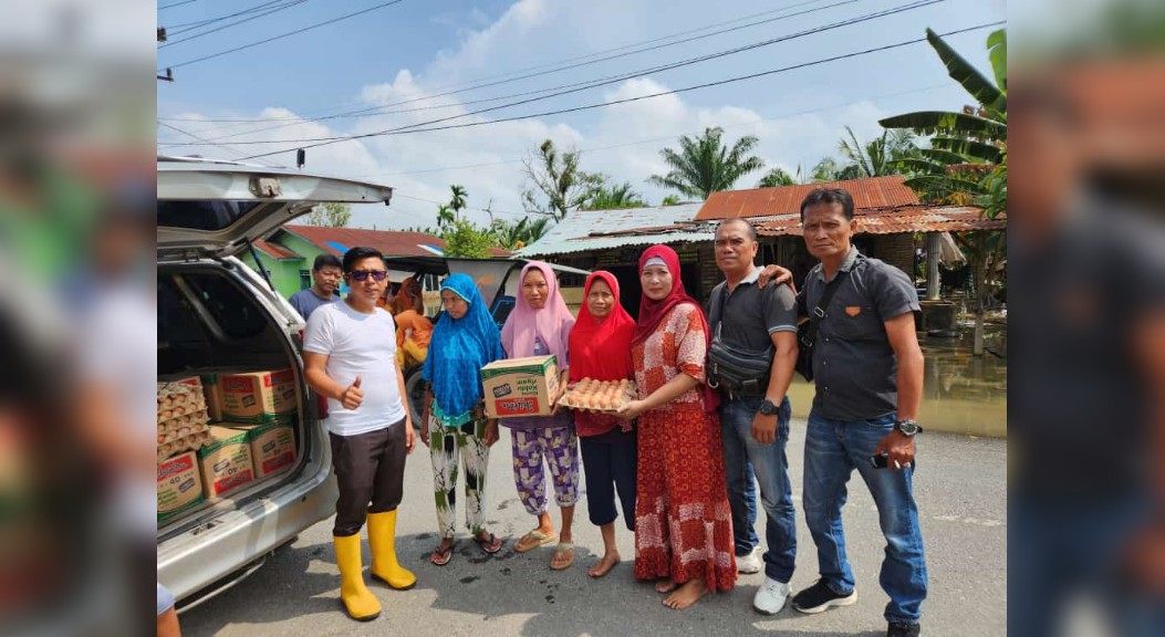 Syamsudin Serahkan Bantuan Sembako kepada Korban Banjir Sei Rampah