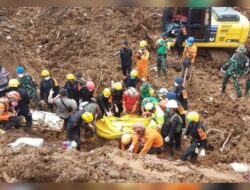 Seorang Ayah Memeluk Anaknya Ditemukan Terkubur Disisa Gempa Cianjur