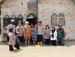 Kapolres Batu Bara Serahkan Sembako Bantuan kepada Korban Banjir