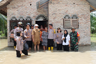 Kapolres Batu Bara Serahkan Sembako Bantuan kepada Korban Banjir