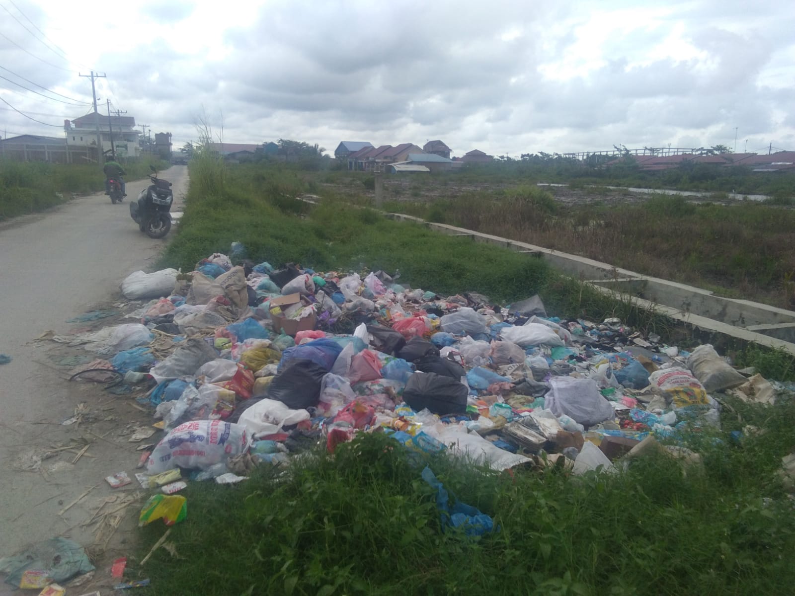 Diduga Jarang Diangkut Petugas, Sampah di Kampung Lalang Berserakan dan Beraroma Tak Sedap