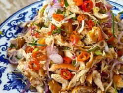 Hem, Nikmatnya Sarapan Pagi dengan Ayam Suir Sambal Matah