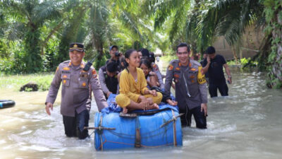 Kapolres Batu Bara Turun ke Lokasi Banjir Gambus Laut