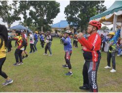 Ketua Kadin OK Faizal Lakukan Pemanasan Sebelum Mulai Gowes Jelajah Negeri Batu Bara