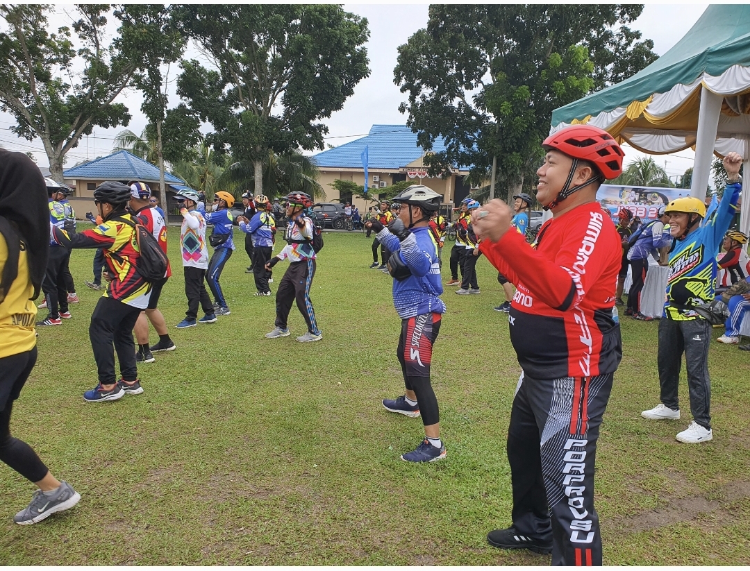 Ketua Kadin OK Faizal Lakukan Pemanasan Sebelum Mulai Gowes Jelajah Negeri Batu Bara