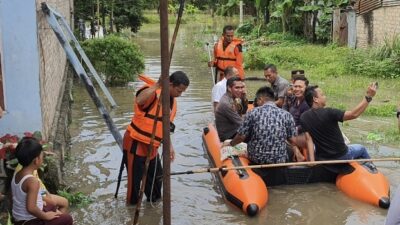 Bupati, Kapolres dan Ketua Kadin Batu Bara Tinjau Banjir yang Landa Simpang Gambus