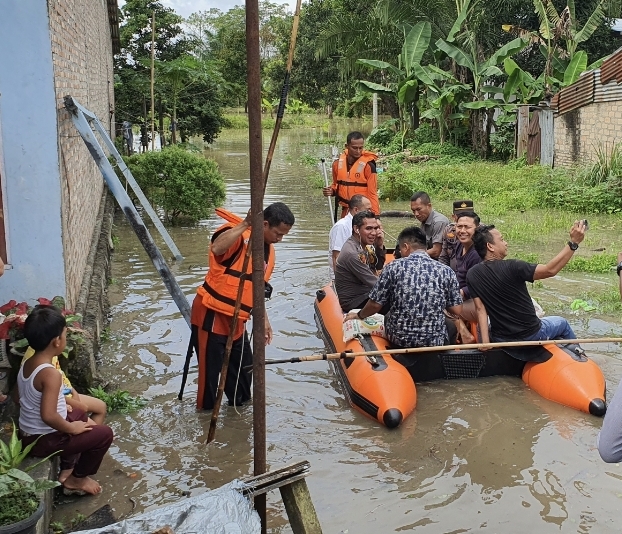 Bupati, Kapolres dan Ketua Kadin Batu Bara Tinjau Banjir yang Landa Simpang Gambus