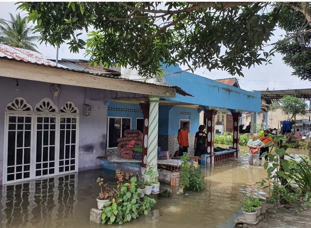 Bupati, Kapolres dan Ketua Kadin Batu Bara Tinjau Banjir yang Landa Simpang Gambus