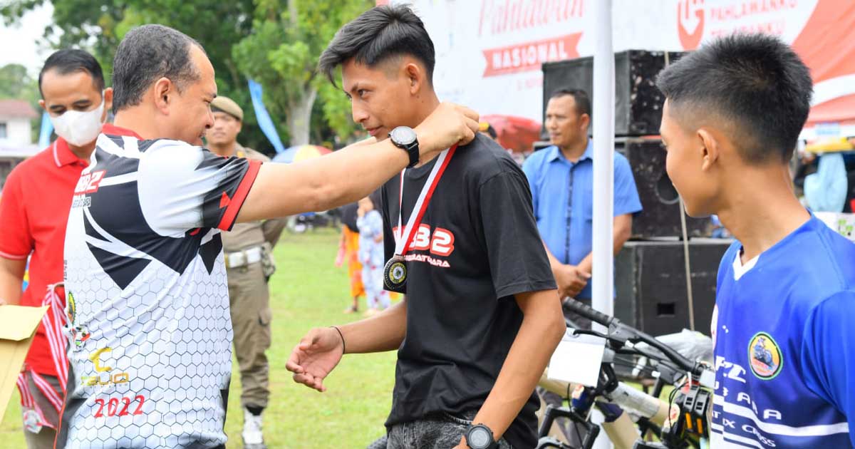 Bupati Batu Bara Serahkan Penghargaan kepada 4 Atlet Sepeda