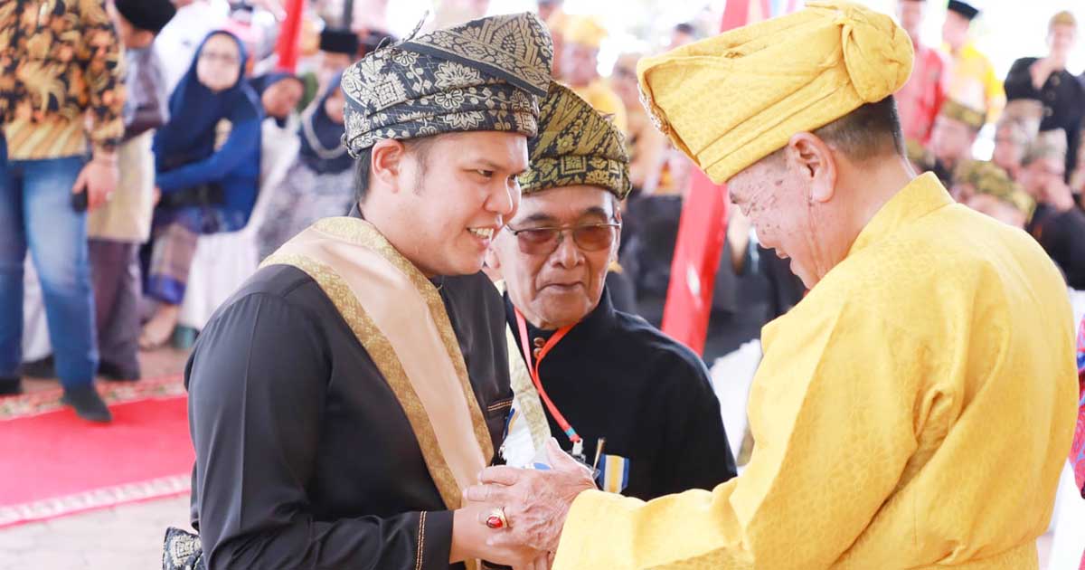 Wabup Sergai Dianugerahi Gelar Datuk Wedana Setia Negeri