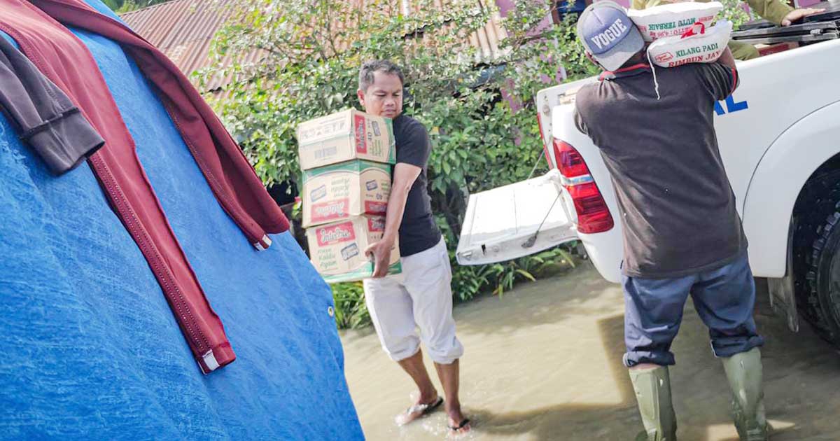 Antar Bantuan ke Posko Banjir, Bupati Sergai : Kita Tetap Harus Ikhtiar