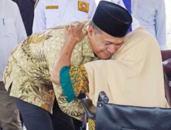 Bupati Zahir Serahkan Bansos di Acara HUT Karang Taruna