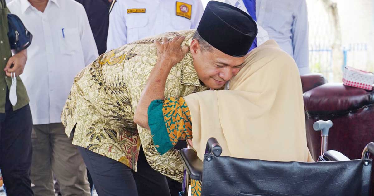 Bupati Zahir Serahkan Bansos di Acara HUT Karang Taruna