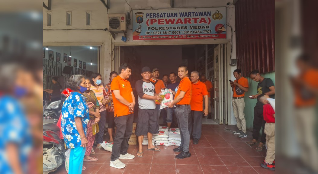 Pewarta Salurkan 100 Paket Sembako Bantuan