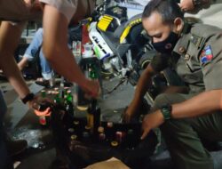 Ratusan Botol Miras Ilegal Disita Petugas dari Warung Pinggir Jalan