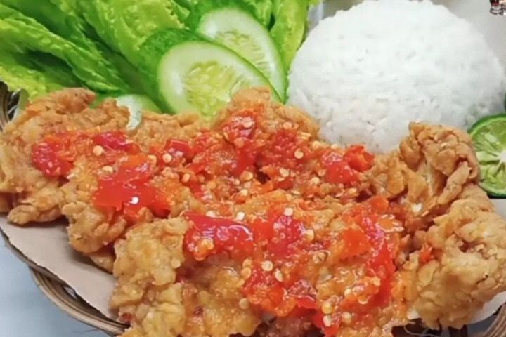 Hem, Nikmatnya Sarapan Pagi dengan Kulit Ayam Geprek