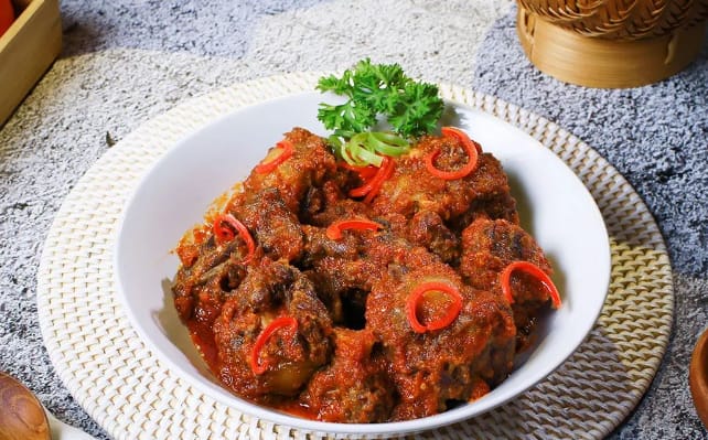 Hem, Nikmatnya Sarapan Pagi dengan Buntut Sapi Balado