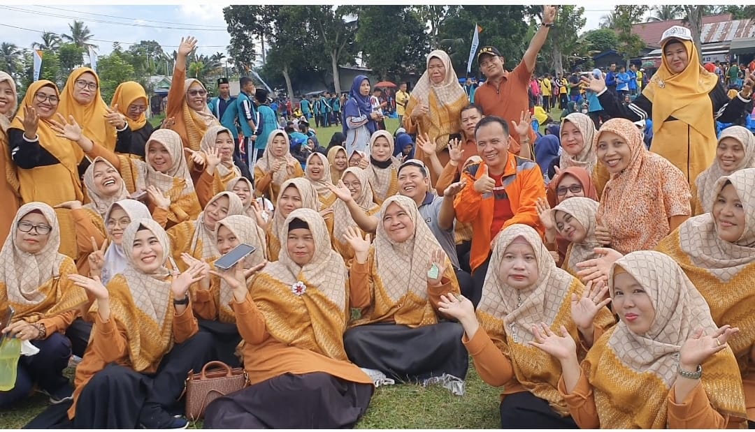 Kaum Ibu Serbu Ketua Kadin OK Faizal Ajak Berjoget dan Berfotoria