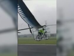 Seorang pria menerbangkan sepeda di udara, internet terpana dengan aksinya