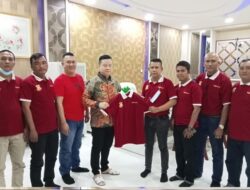 Pewarta Rayakan Imlek Di Rumah Pengusaha Robert Atiam