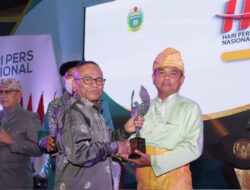 Disaksikan Presiden Jokowi, Bupati Sergai Terima Trofi Abyakta AK PWI