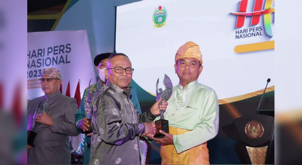 Disaksikan Presiden Jokowi, Bupati Sergai Terima Trofi Abyakta AK PWI