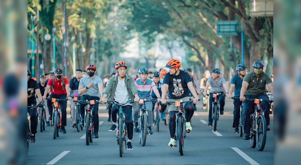 Presiden Jokowi Naik Sepeda Tinjau Penataan Kota Medan