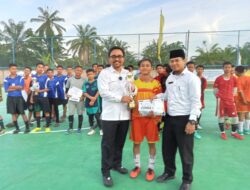 Wabup Oky Serahkan Trofi Kepada Pemenang Turnamen Futsal
