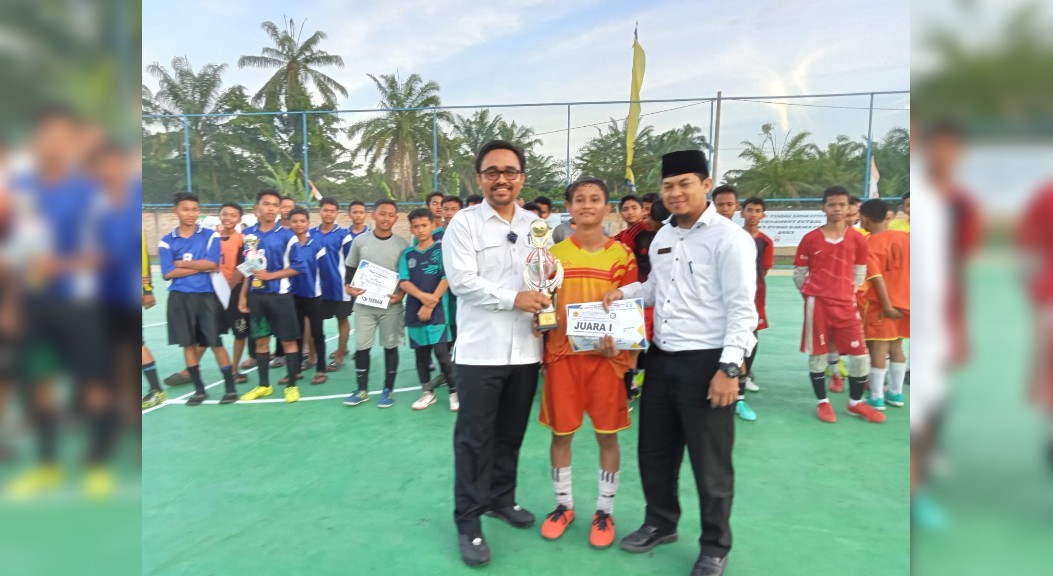 Wabup Oky Serahkan Trofi Kepada Pemenang Turnamen Futsal