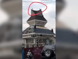 Mirip Bulan Sabit, Gerbang di Tuntungan Diprotes Masyarakat Karo