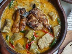 Lontong Kuah Gulai Terong Ikan Panggang