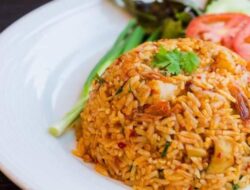 Hmm, Lezatnya Sarapan Pagi dengan Nasi Goreng Pedas Komplit