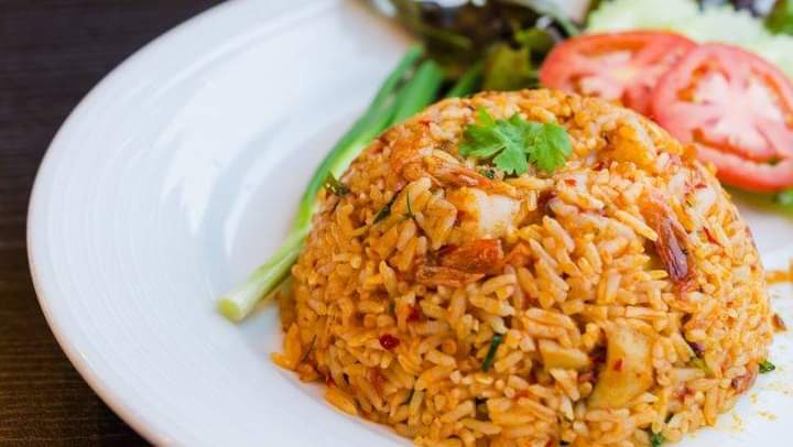 Hmm, Lezatnya Sarapan Pagi dengan Nasi Goreng Pedas Komplit