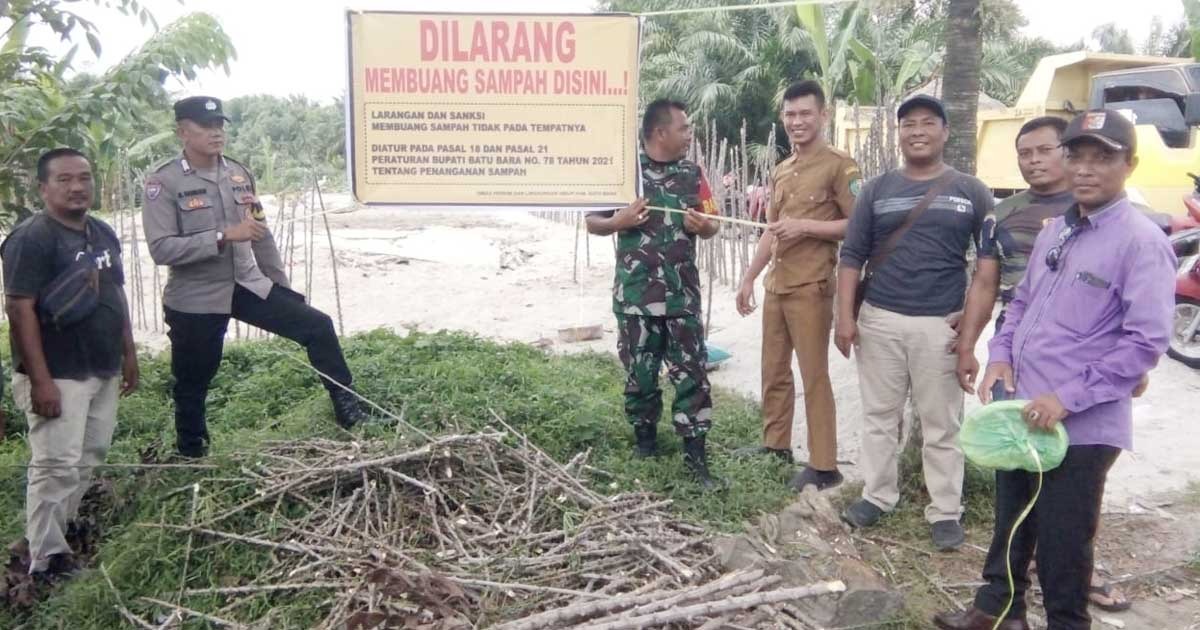 Dinas Perkim Batu Bara Pasang Baliho Larangan Buang Sampah