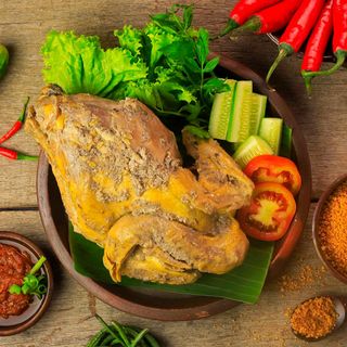 Hmm, Lezatnya Sarapan Pagi dengan Ayam Bumbu Ingkung Enak Lemak