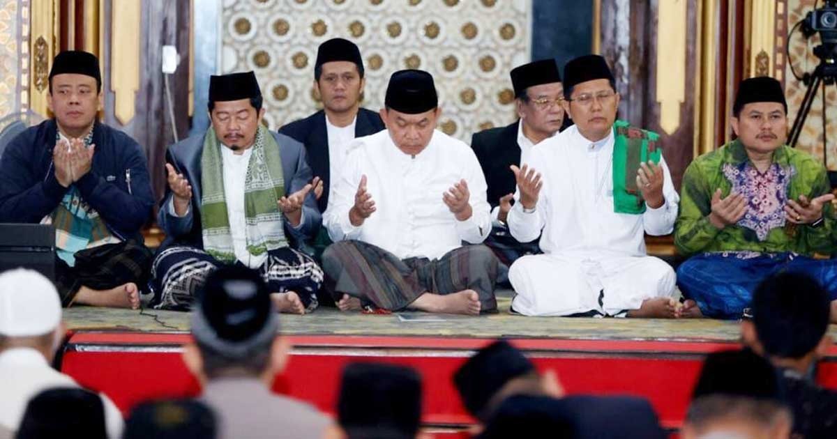 Jenderal Dudung Dan Kiai Cholil Nafis Salat Subuh Berjamaah Di Masjid Agung Cianjur