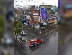 Lihat Pemotor Ditabrak Angkot, Ini Aksi Heroik Bobby Nasution