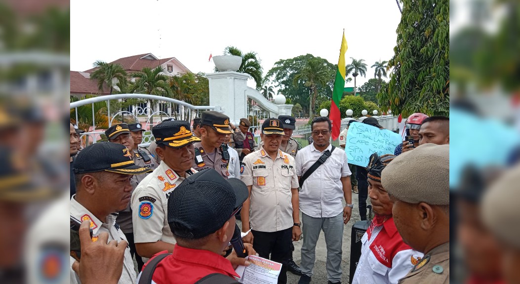 Demo Di Kantor Bupati Asahan : Petugas Dan Pendemo Ricuh