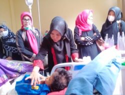 Ketua PKK Sergai Besuk Maisaroh Di RSUD Sultan Sulaiman