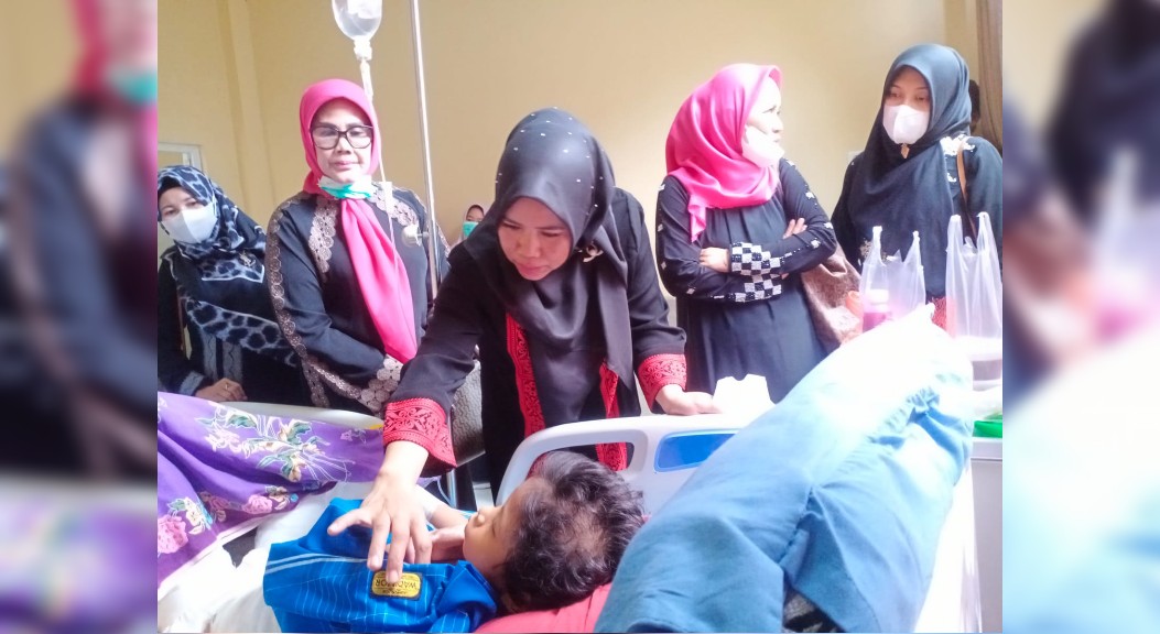 Ketua PKK Sergai Besuk Maisaroh Di RSUD Sultan Sulaiman