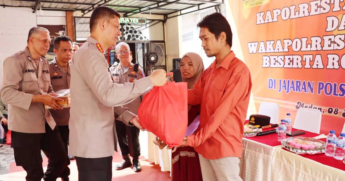 Kapolrestabes Medan Serahkan Bingkisan Untuk Anak Stunting