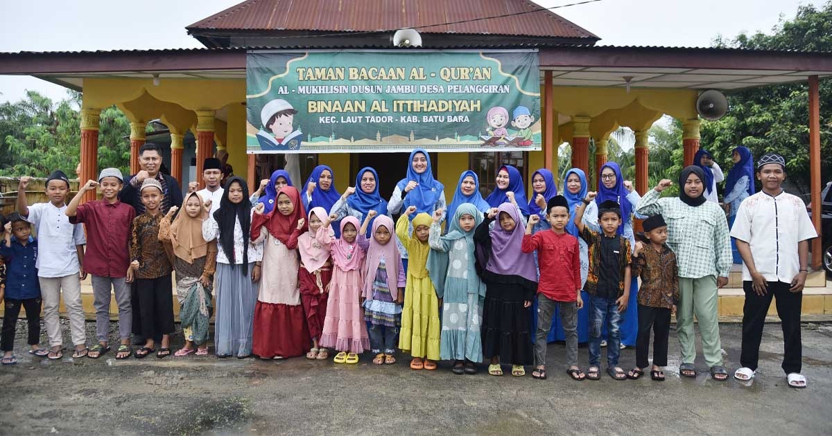 Maya Zahir Serahkan Al-Qur'an Dan Honor Guru Ngaji TBA Al-Mukhlisin